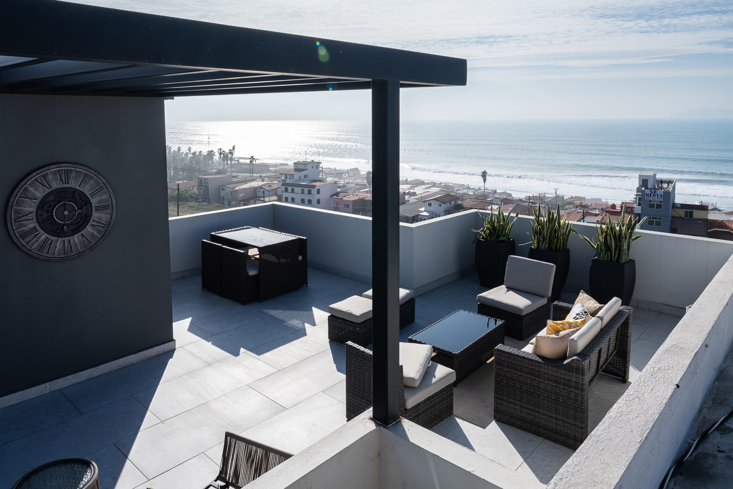 Terraza moderna tipo roof garden con vista al mar en una casa de Mar Abierto Residencial, ubicada en zona elevada de Tijuana.