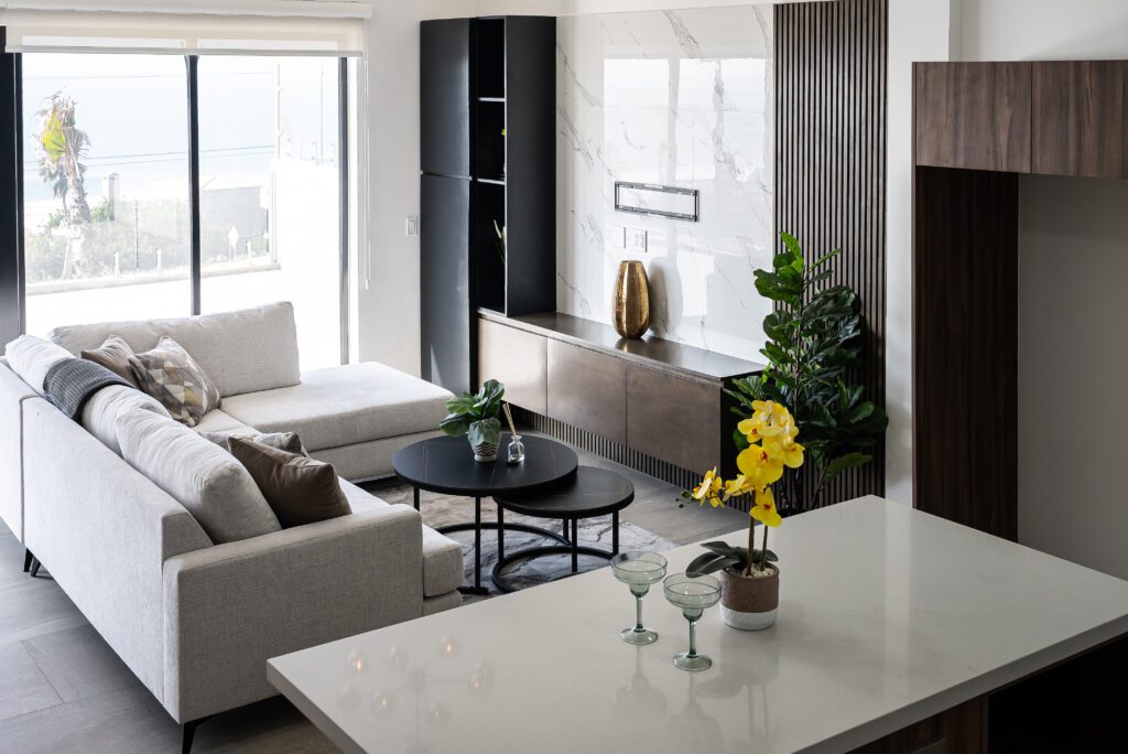 Sala con acabados de lujo y vista al mar en una propiedad de Mar Abierto Residencial
