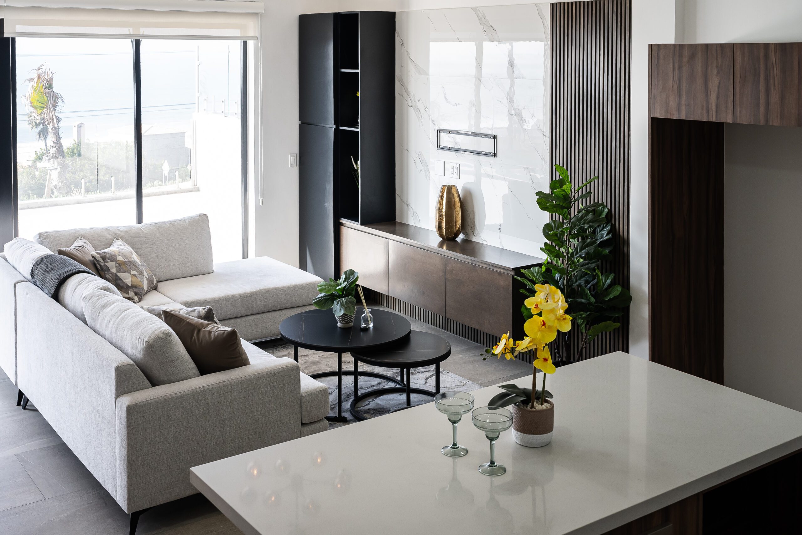 Sala con acabados de lujo y vista al mar en una propiedad de Mar Abierto Residencial